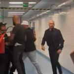 Gerente de futebol do Corinthians tenta invadir cabine do VAR durante duelo contra o Grêmio
