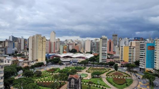 São previstas entre hoje e amanhã pancadas de chuva de até 20 mm na capital