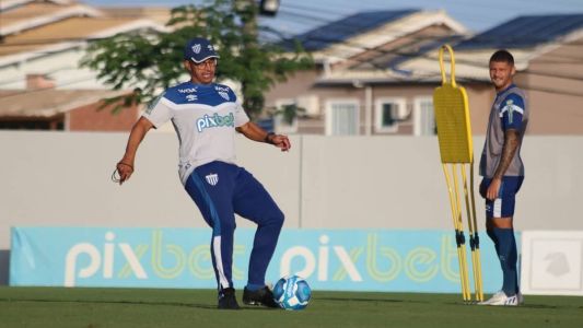 Alex comandou o Avaí em 14 partidas na temporada 2023
