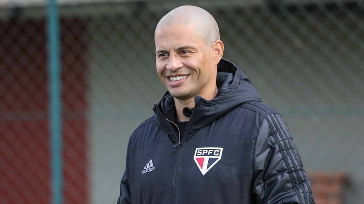 Alex relembra passagem como técnico do sub-20 do São Paulo: 'Maravilhoso'