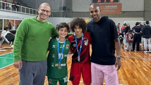 Alex e Fernandinho ao lado dos filhos Felipe e Davi