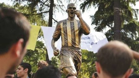 Alex ganhou estátua em praça próxima ao estádio do Fenerbahçe, na Turquia