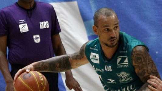 Alex Garcia em ação pelo Bauru contra o Minas, na temporada 2022/2023