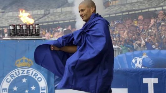 Alex, ídolo do Cruzeiro, parabenizou a Raposa pelos 102 anos nas redes sociais