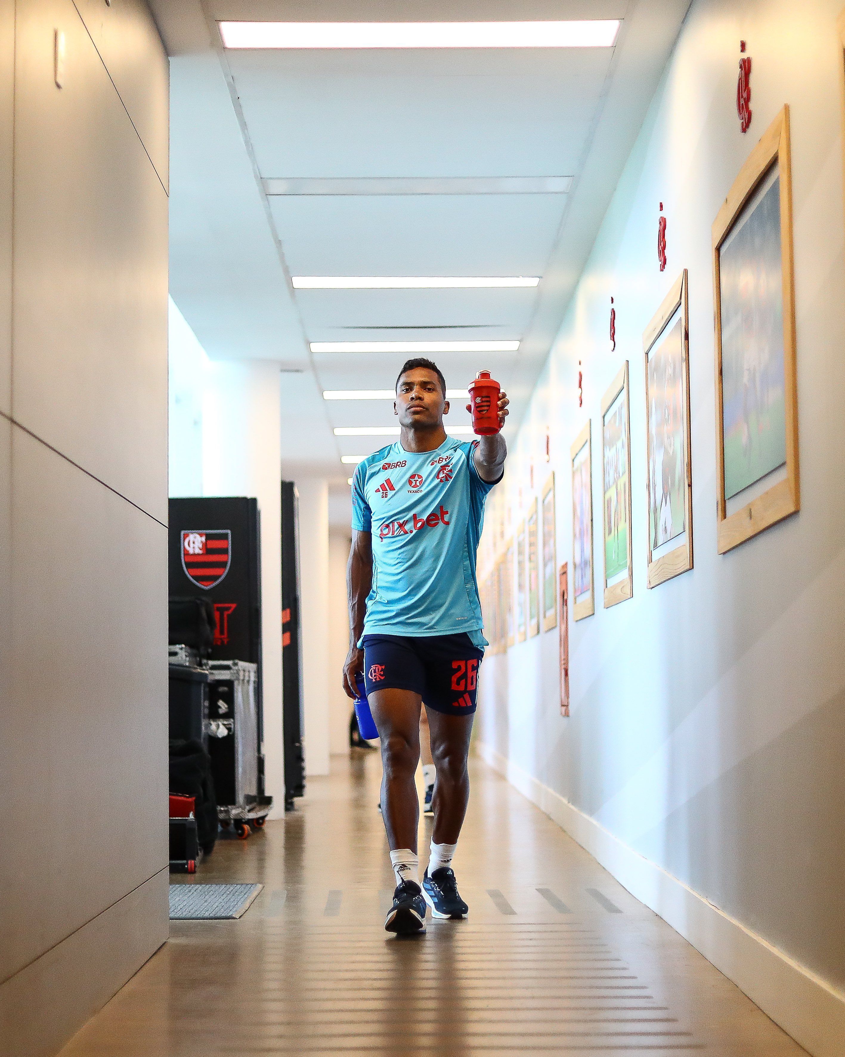 Titular de Filipe Luís sofre lesão e desfalca Flamengo em clássicos