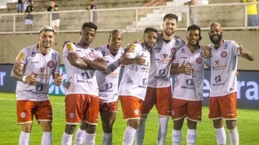 Alex Sandro marcou o gol da vitória do Tombense