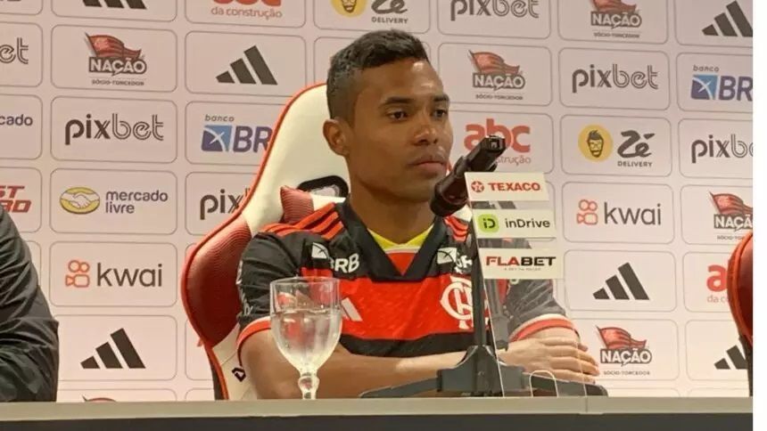 Flamengo apresenta oficialmente reforço lateral-esquerdo que disputou a Copa do Mundo