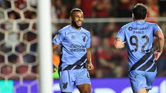 Alex Santana comemora gol diante do Flamengo