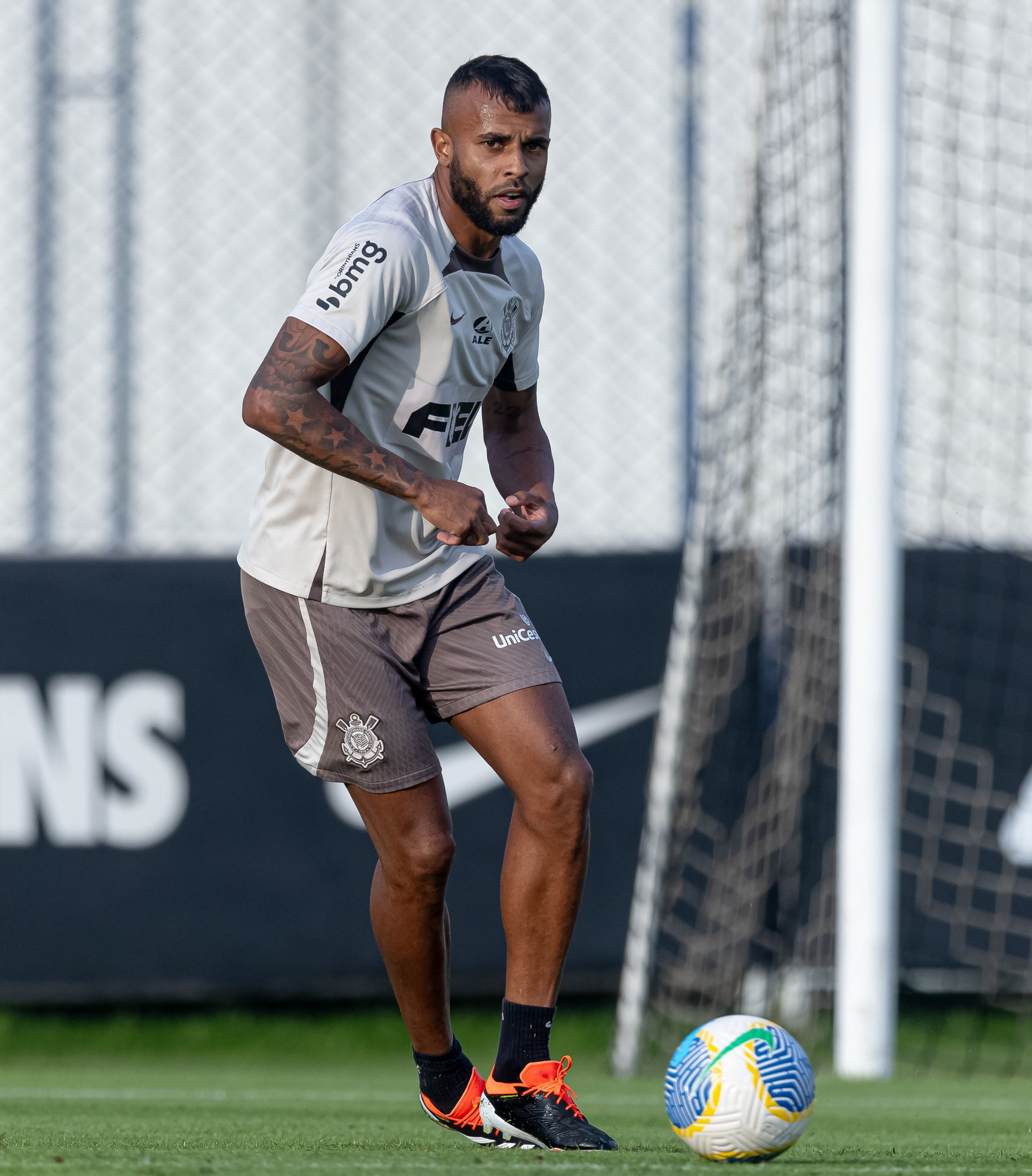 Exames confirmam lesão grave, e Alex Santana desfalca o Corinthians por até três meses