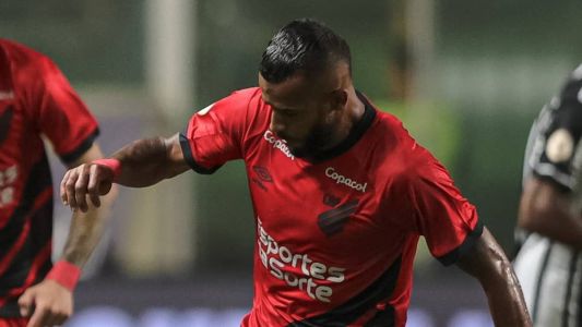 Alex Santana, meio-campista do Athletico-PR