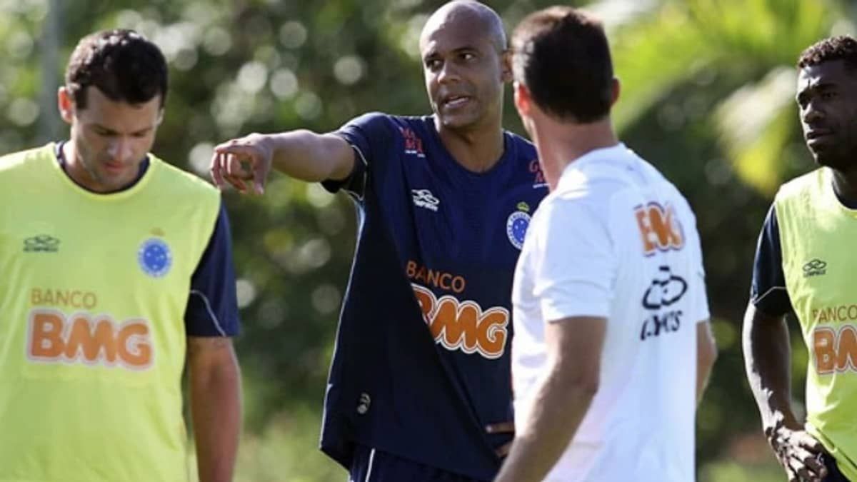 Ex-Cruzeiro revela ter chegado bêbado para treino: 'Dava carrinho, mas caía todo errado'