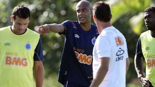 Alex Silva (centro) em passagem pelo Cruzeiro