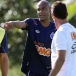 Ex-Cruzeiro revela ter chegado bêbado para treino: 'Dava carrinho, mas caía todo errado'