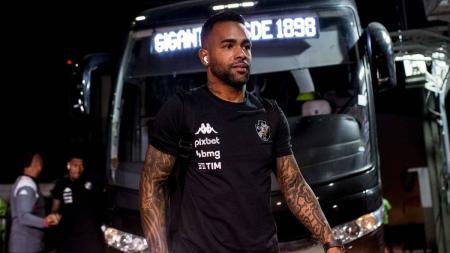 Alex Teixeira está entre os titulares do Vasco para enfrentar o Goiás