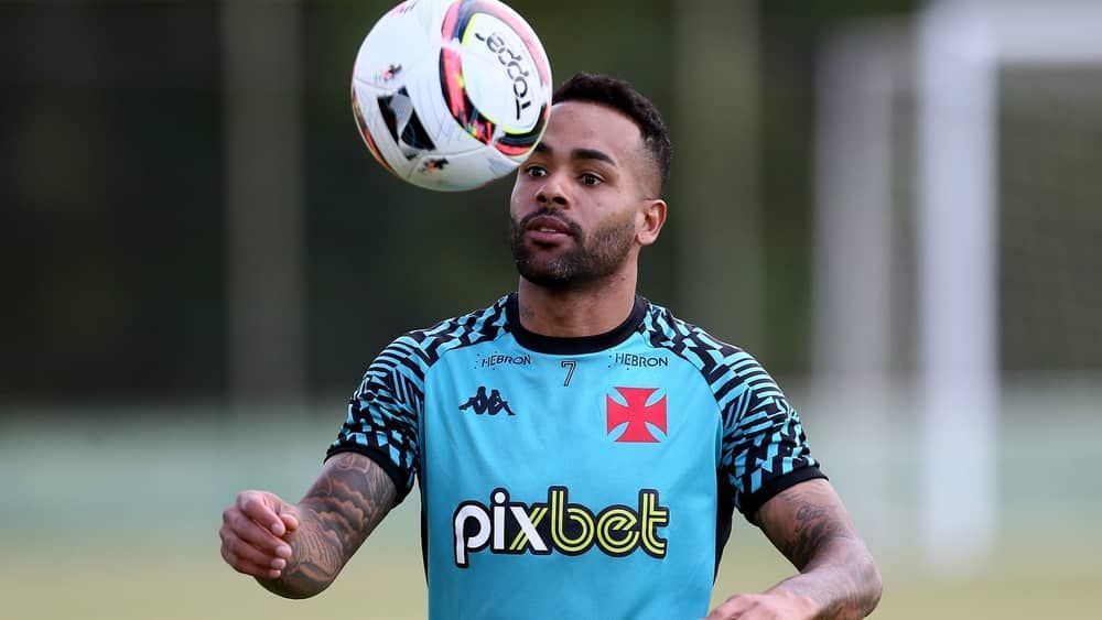 Com um pé fora do Vasco, Alex Teixeira ressurge e ganha sobrevida com Ramón Díaz