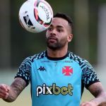 Com um pé fora do Vasco, Alex Teixeira ressurge e ganha sobrevida com Ramón Díaz