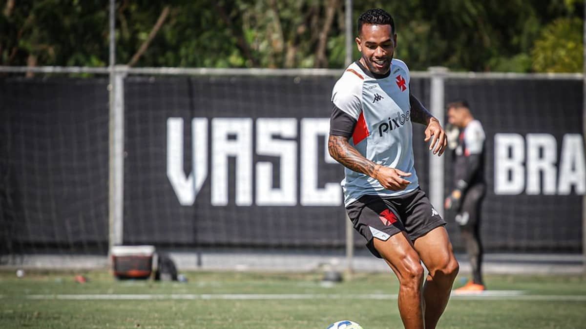 Alex Teixeira vive últimos meses do Vasco, sem chances com Díaz