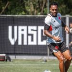 Alex Teixeira vive últimos meses do Vasco, sem chances com Díaz