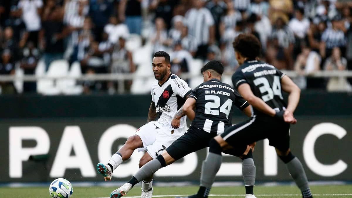 William Batista sai em defesa de atacantes do Vasco, após derrota