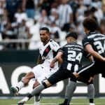 William Batista sai em defesa de atacantes do Vasco, após derrota