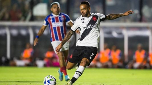 Alex Teixeira prepara o chute na derrota do Vasco para o Bahia, em São Januário