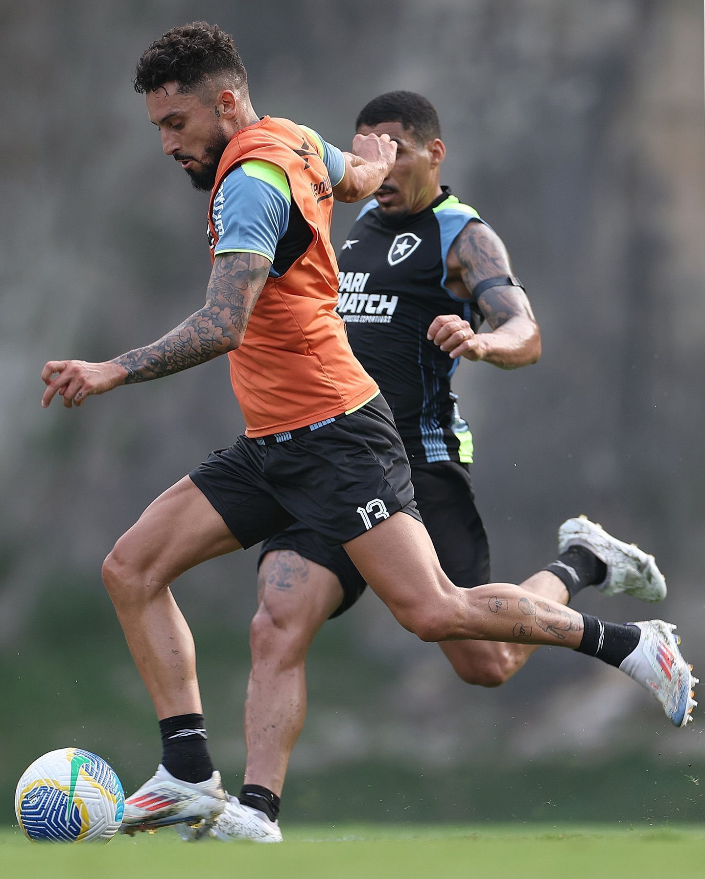 Alex Telles treina, e reapresentação do Botafogo tem mais novidades