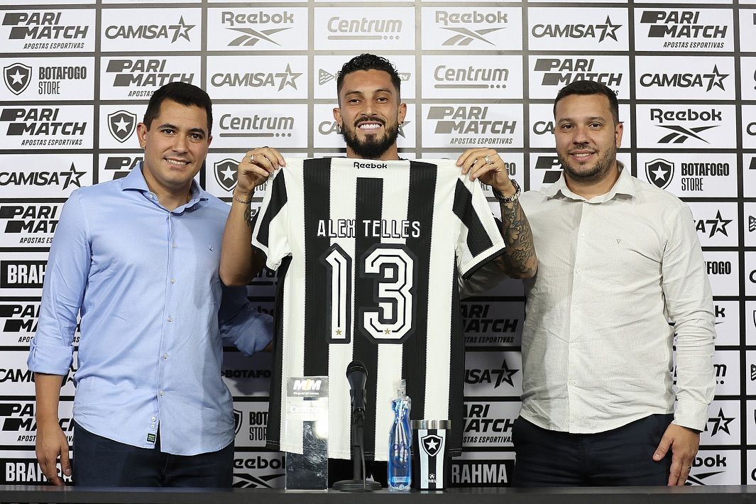 Alex Telles destaca ambição do Botafogo em retorno ao Brasil em momento especial