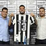 Alex Telles destaca ambição do Botafogo em retorno ao Brasil em momento especial