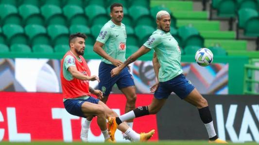 Alex Telles, Danilo e Joelinton em treino pela Seleção Brasileira