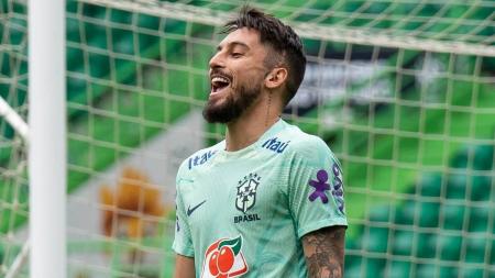 Alex Telles em treino da Seleção Brasileira no estádio José Alvalade