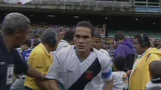 Alex, zagueiro e capitão do Vasco em 2003