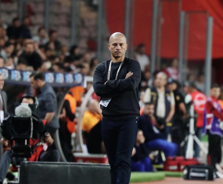 Alex, ídolo do Cruzeiro, se manifesta após deixar cargo de técnico na Turquia