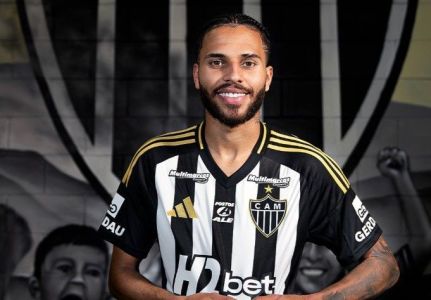 Alexsander em foto de anúncio como novo reforço do Atlético para 2025