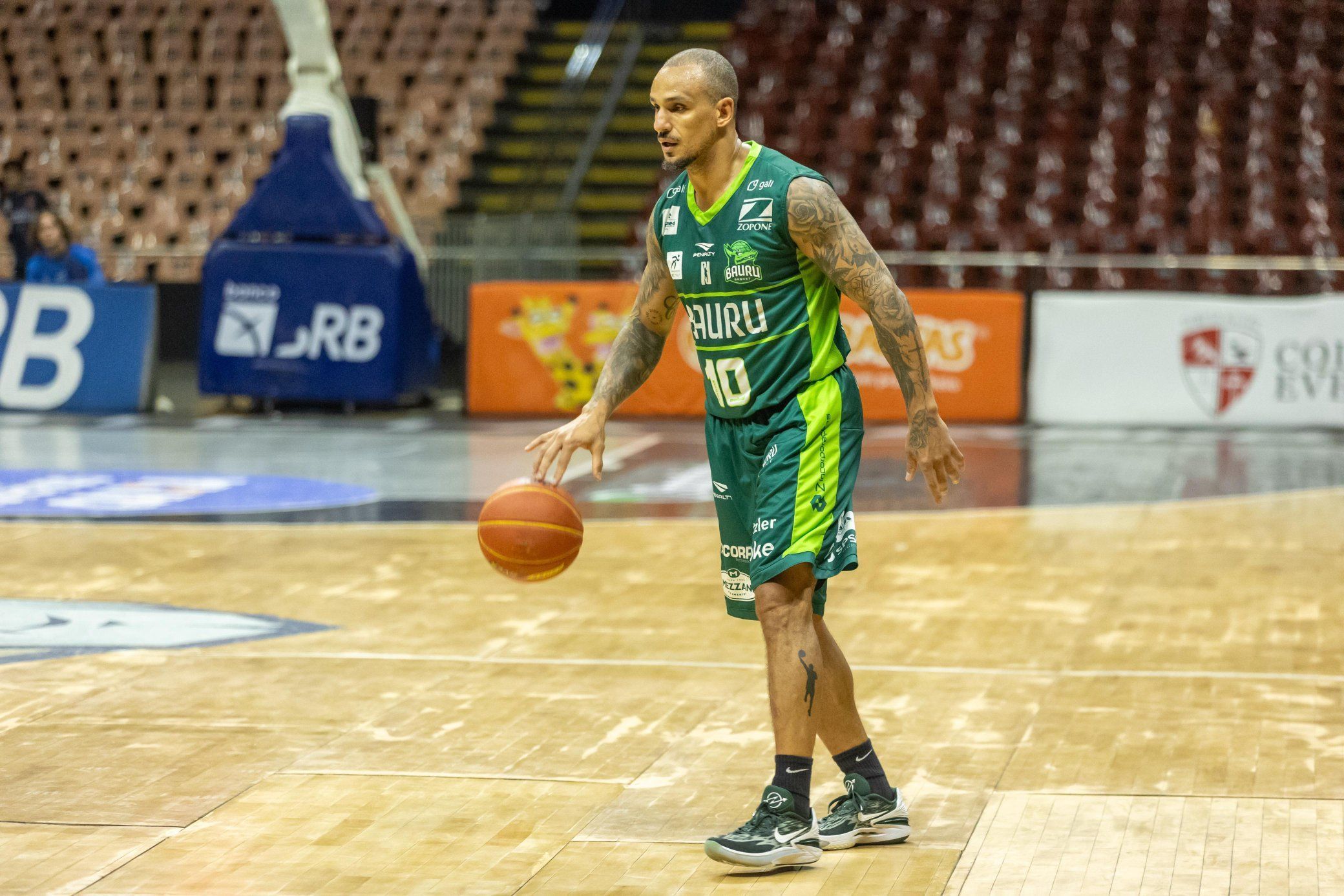 Lenda do basquete brasileiro renova contrato e vai jogar até os 45 anos