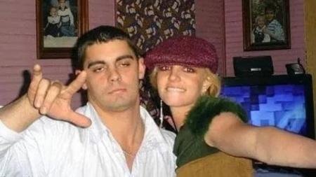 Alexander e Britney eram amigos de infância
