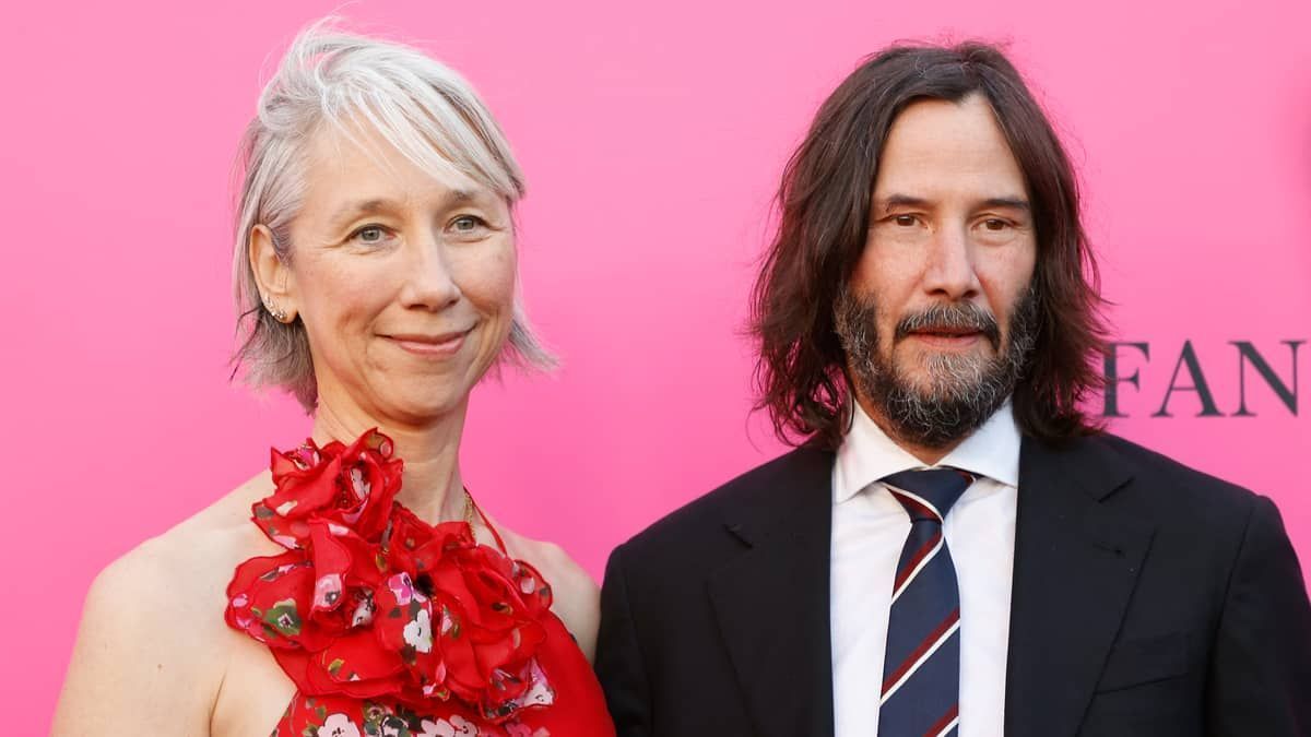 Keanu Reeves e Alexandra Grant trocam beijos em rara aparição; veja