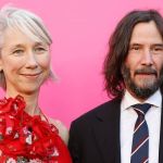 Keanu Reeves e Alexandra Grant trocam beijos em rara aparição; veja