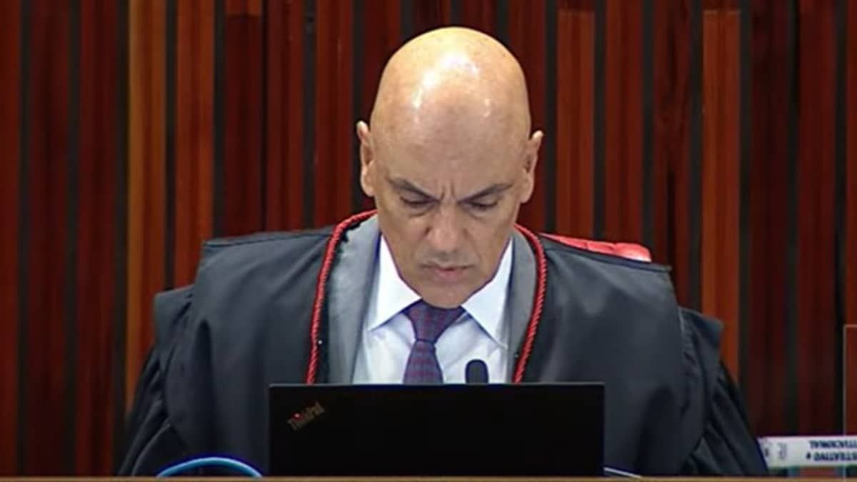 Ministro Alexandre de Moraes suspende julgamento de Bolsonaro no TSE, que será retomado nesta sexta-feira