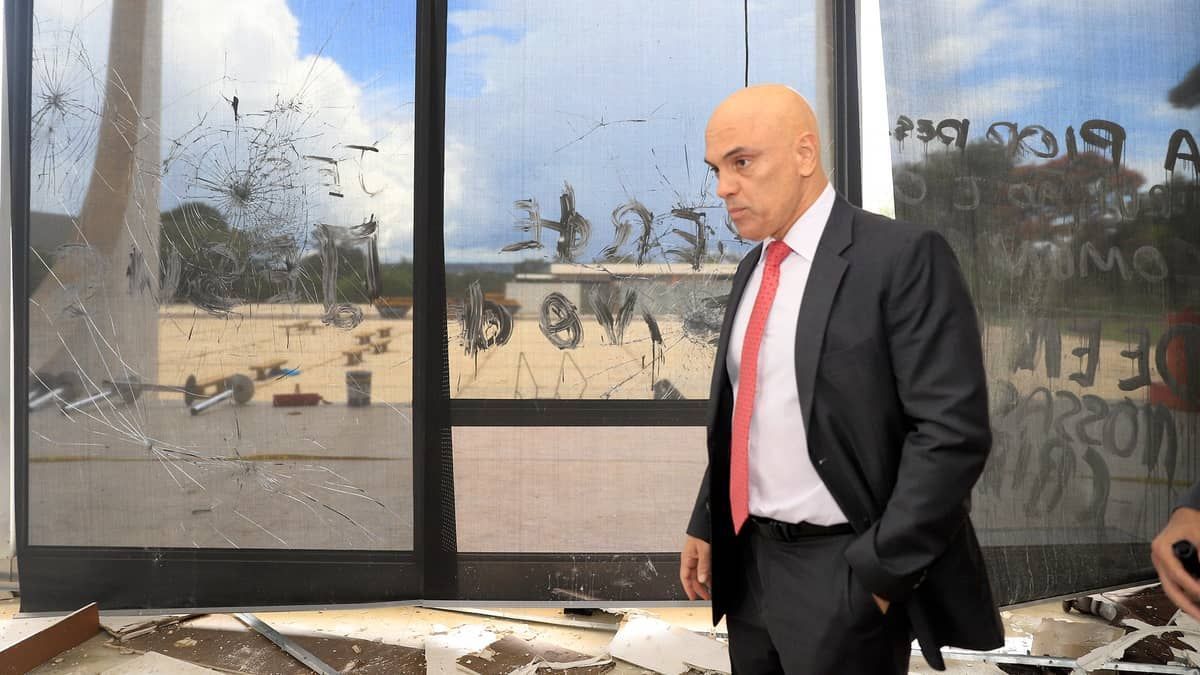 Liberados por Moraes terão que usar tornozeleira e não poderão acessar redes sociais; veja restrições