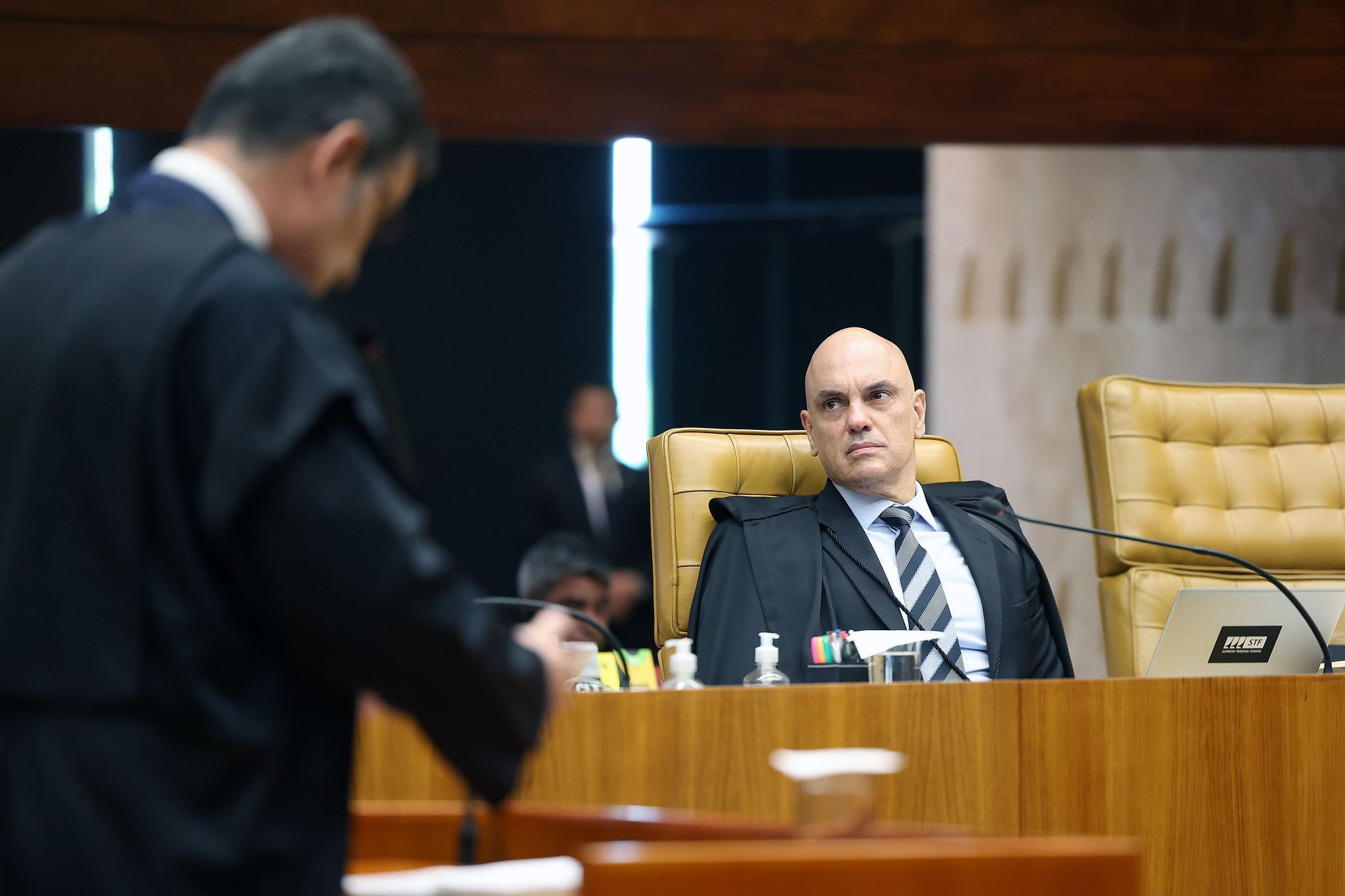 Moraes anula sindicância do CFM e manda ouvir presidente sobre Bolsonaro
