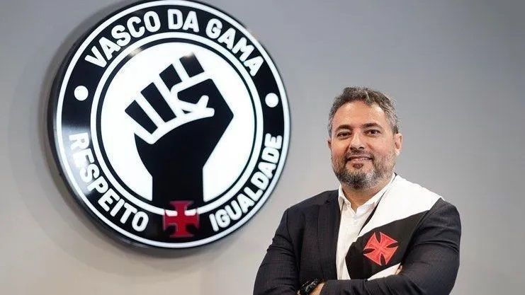 Alexandre Mattos chega ao Rio de Janeiro e conhece as instalações do Vasco