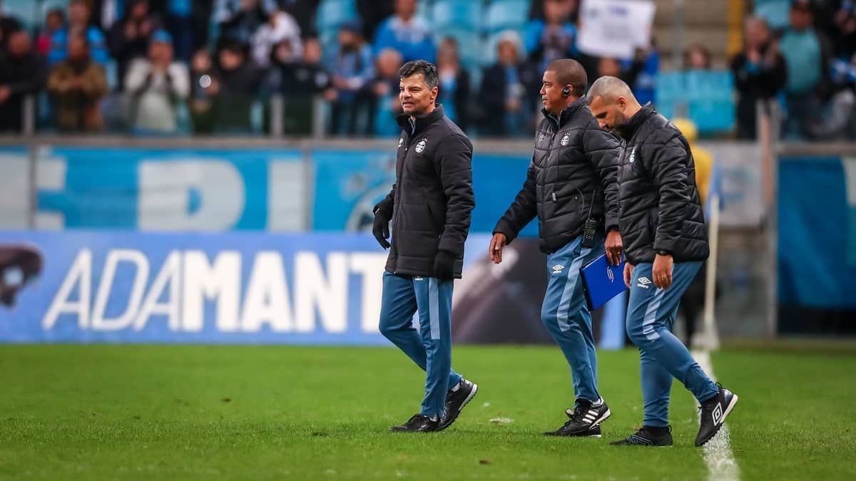 Auxiliar explica estratégia da vitória do Grêmio: 'Futebol se ganha no meio'