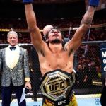 Brasileiro vence luta equilibrada e é novo campeão do peso-mosca no UFC