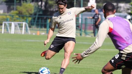 Alexandre Pato participou do treino com o restante do elenco do São Paulo nesta segunda-feira