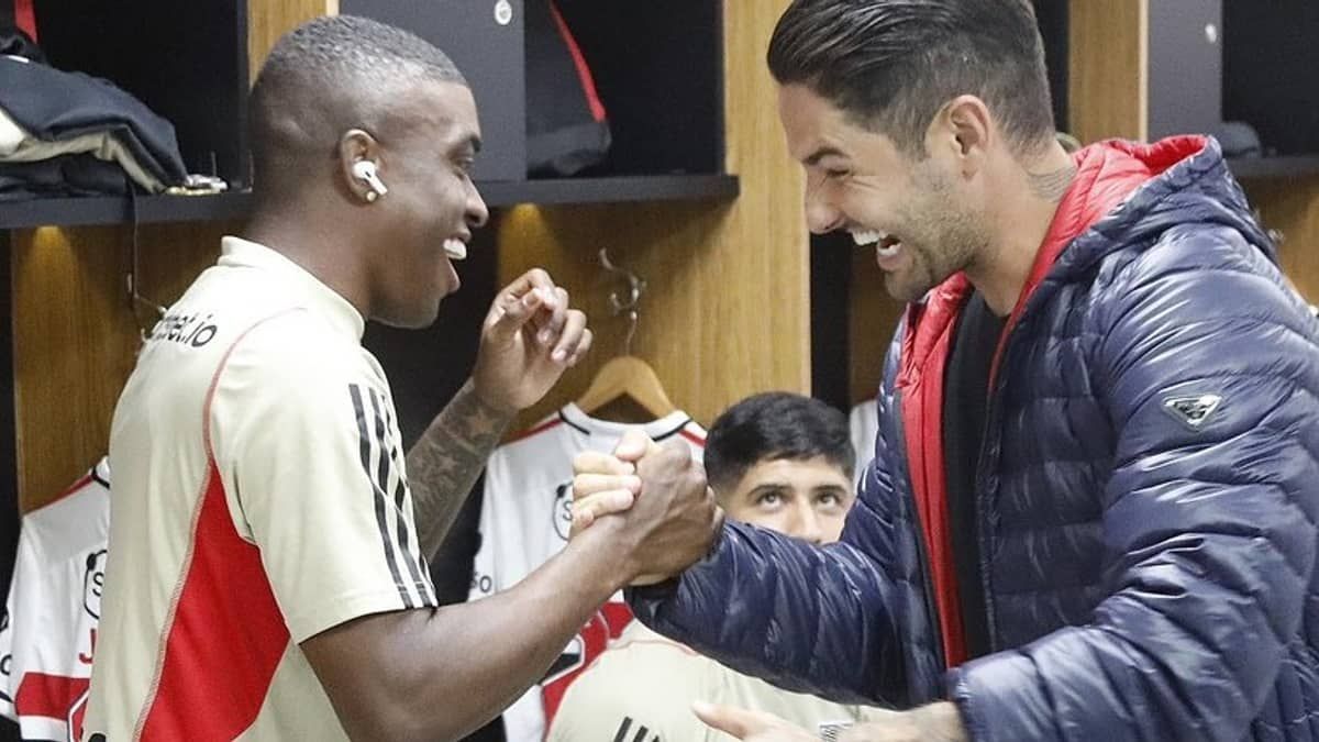 Novo reforço, Alexandre Pato visita elenco do São Paulo no Morumbi 