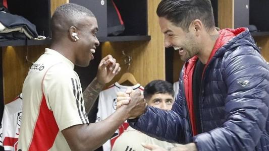 Alexandre Pato visitou os companheiros de São Paulo antes do jogo contra o Goiás