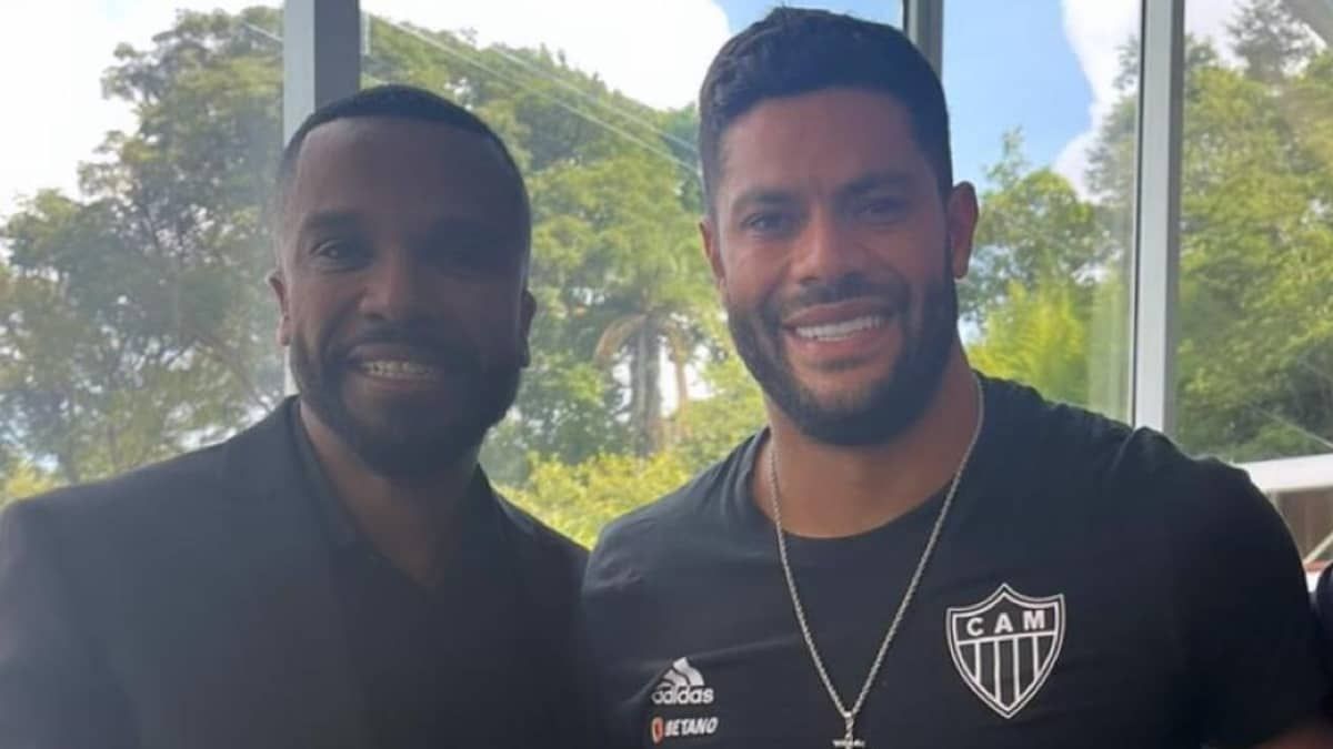 Alexandre Pires visita Atlético, ganha camisas e se encontra com Hulk