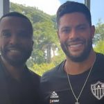 Alexandre Pires visita Atlético, ganha camisas e se encontra com Hulk