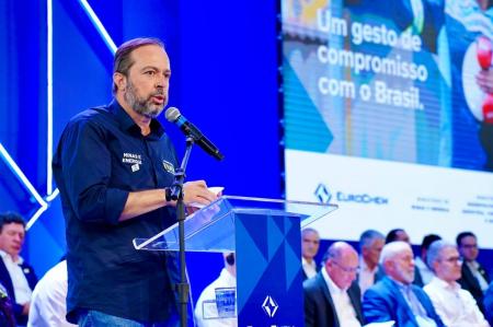 O ministro de Minas e Energia, Alexandre Silveira, discursa em Serra do Salitre