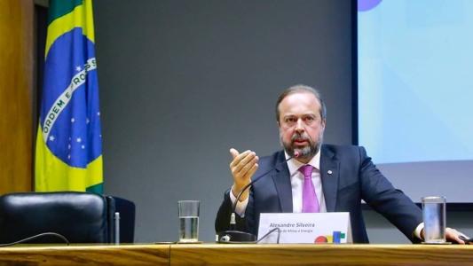 Alexandre Silveira disse que governo cobrará redução das passagens após queda no preço do combustível